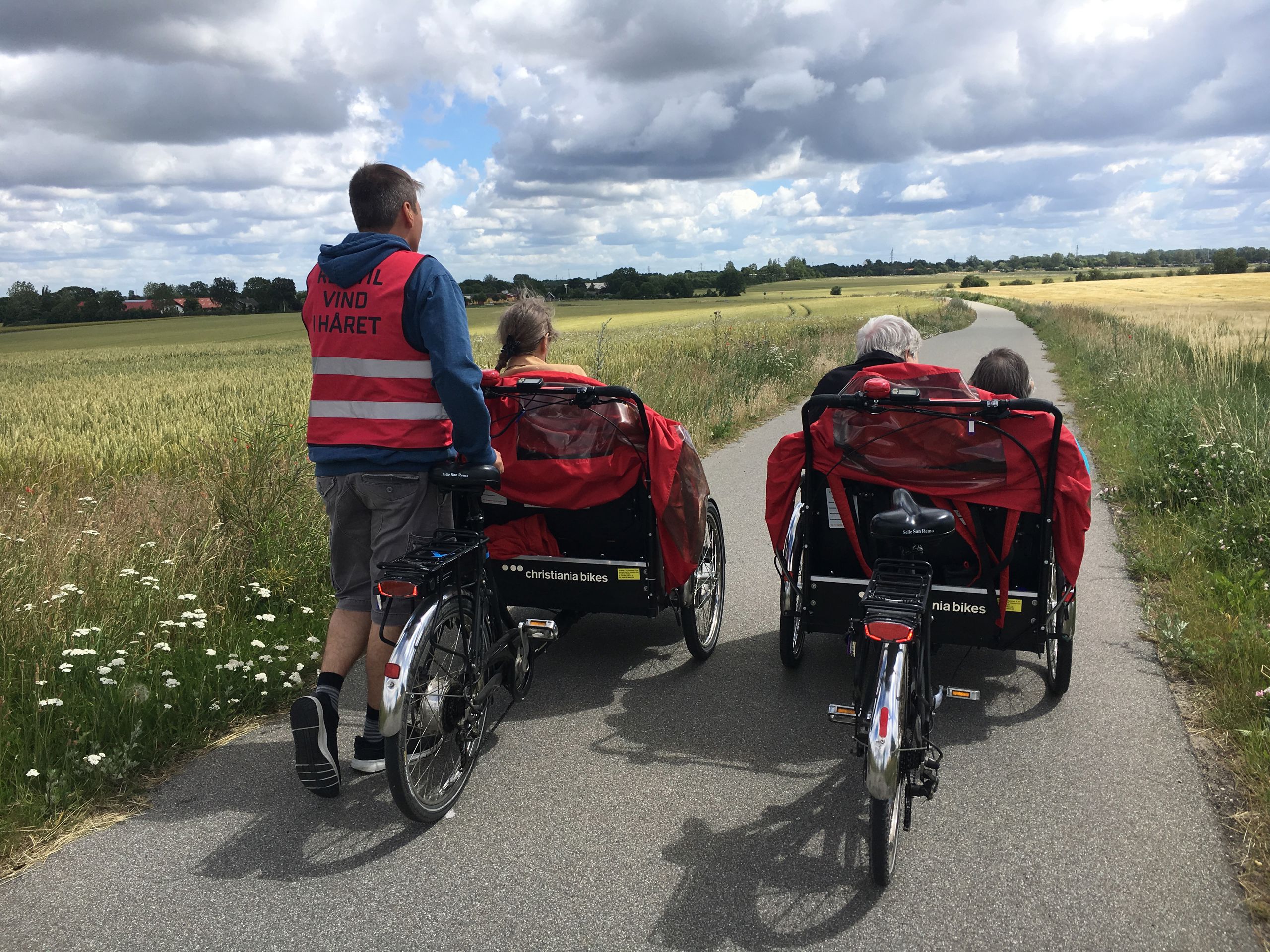 Et plejecenter har beboere med ude og cykle på rickshaw cykler.