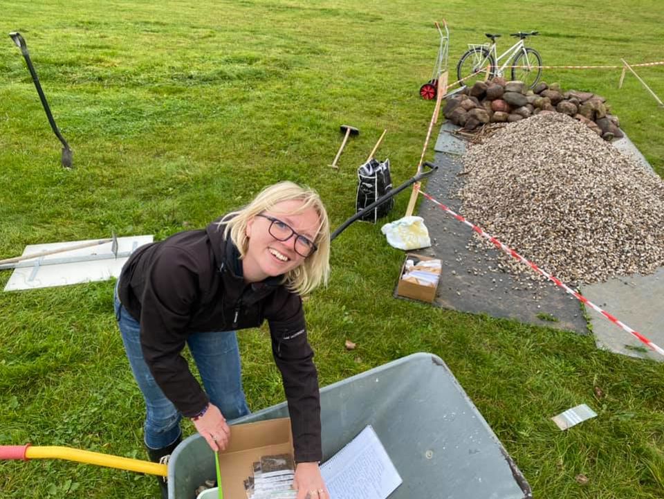 Én af de frivillige vild-havementorer i gang med at arbejde på sommerfuglespiralen