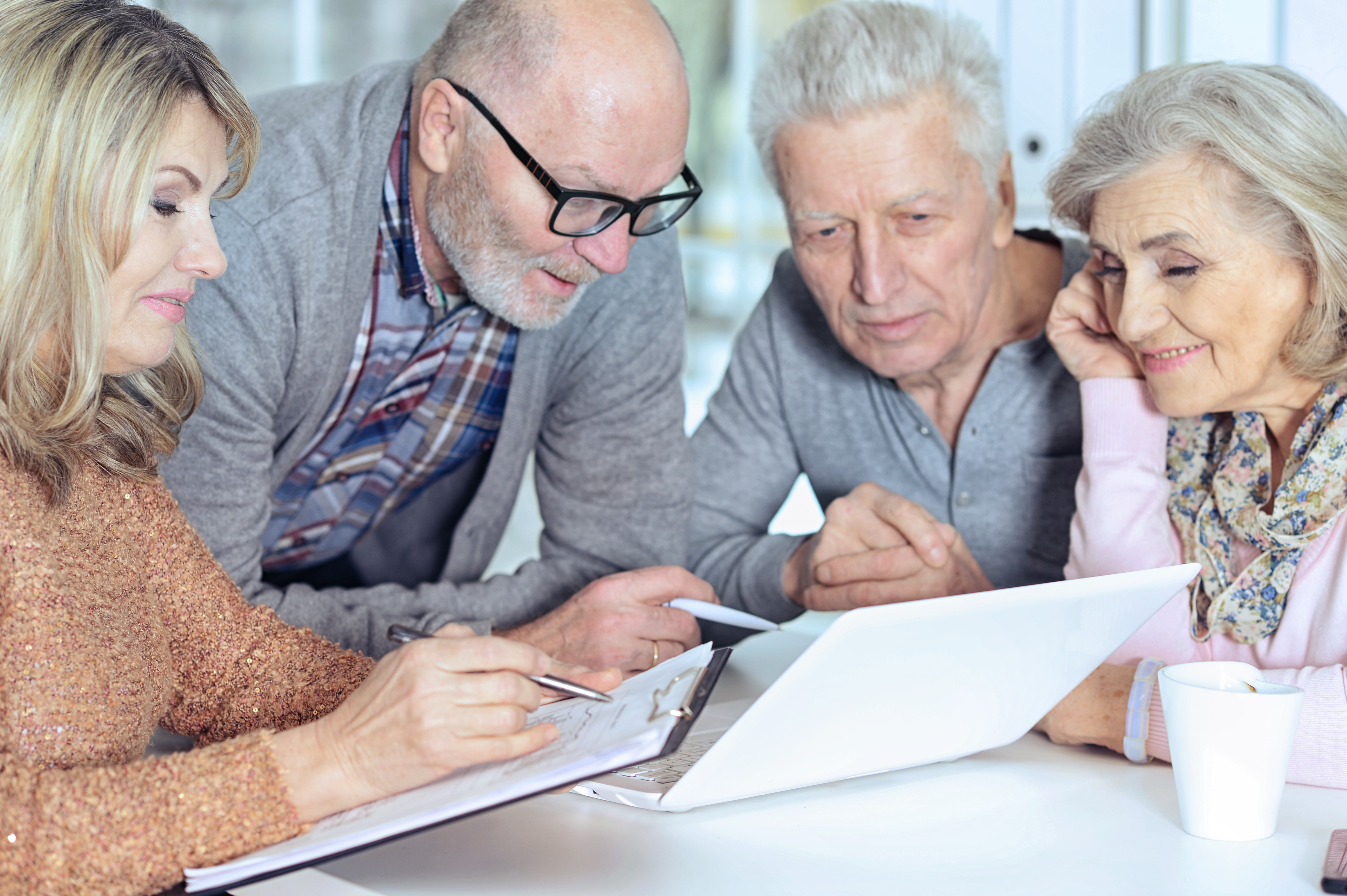 Gruppe af ældre mennesker