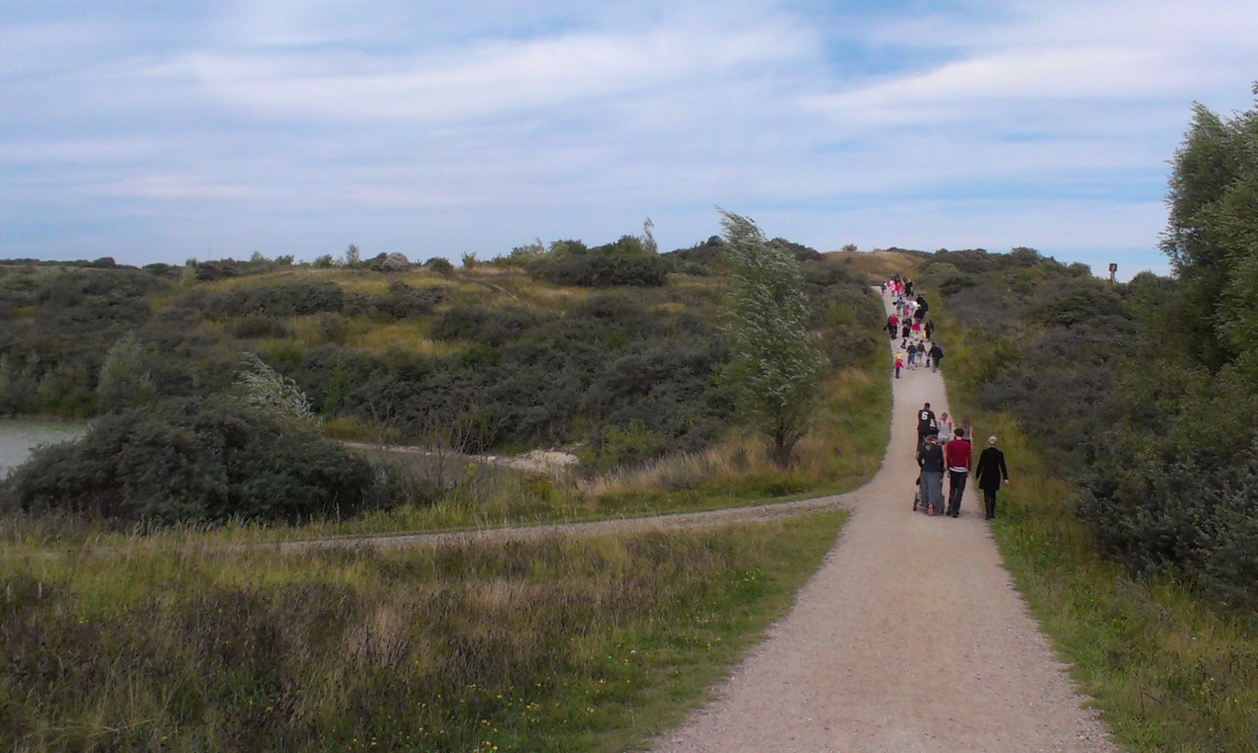 Folk går tur i Hedeland