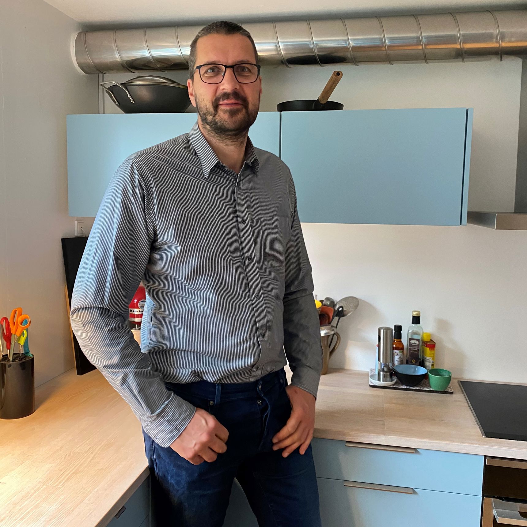 Peter Henningsen står foran sit nye (gamle) genbrugskøkken.