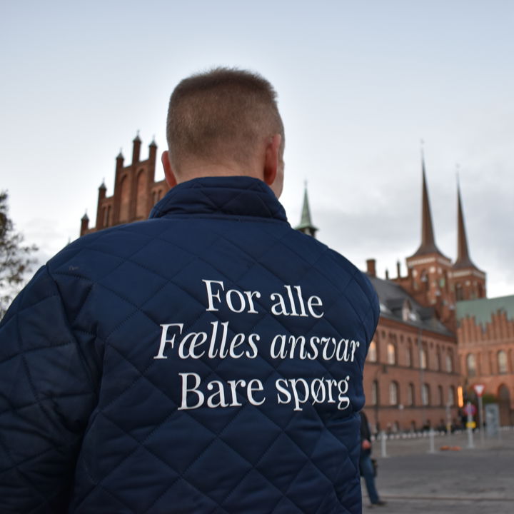 billede af husværten foran Byens hus