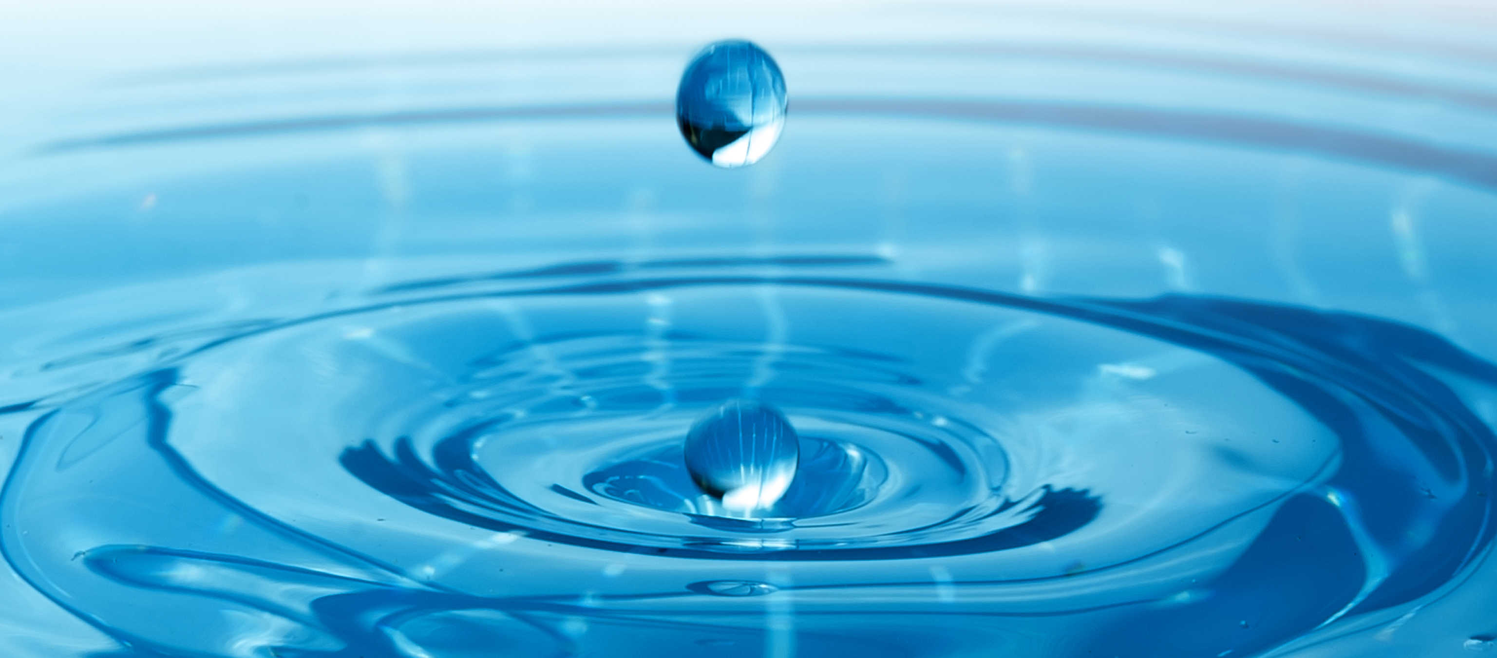 Vanddråber der rammer vandet