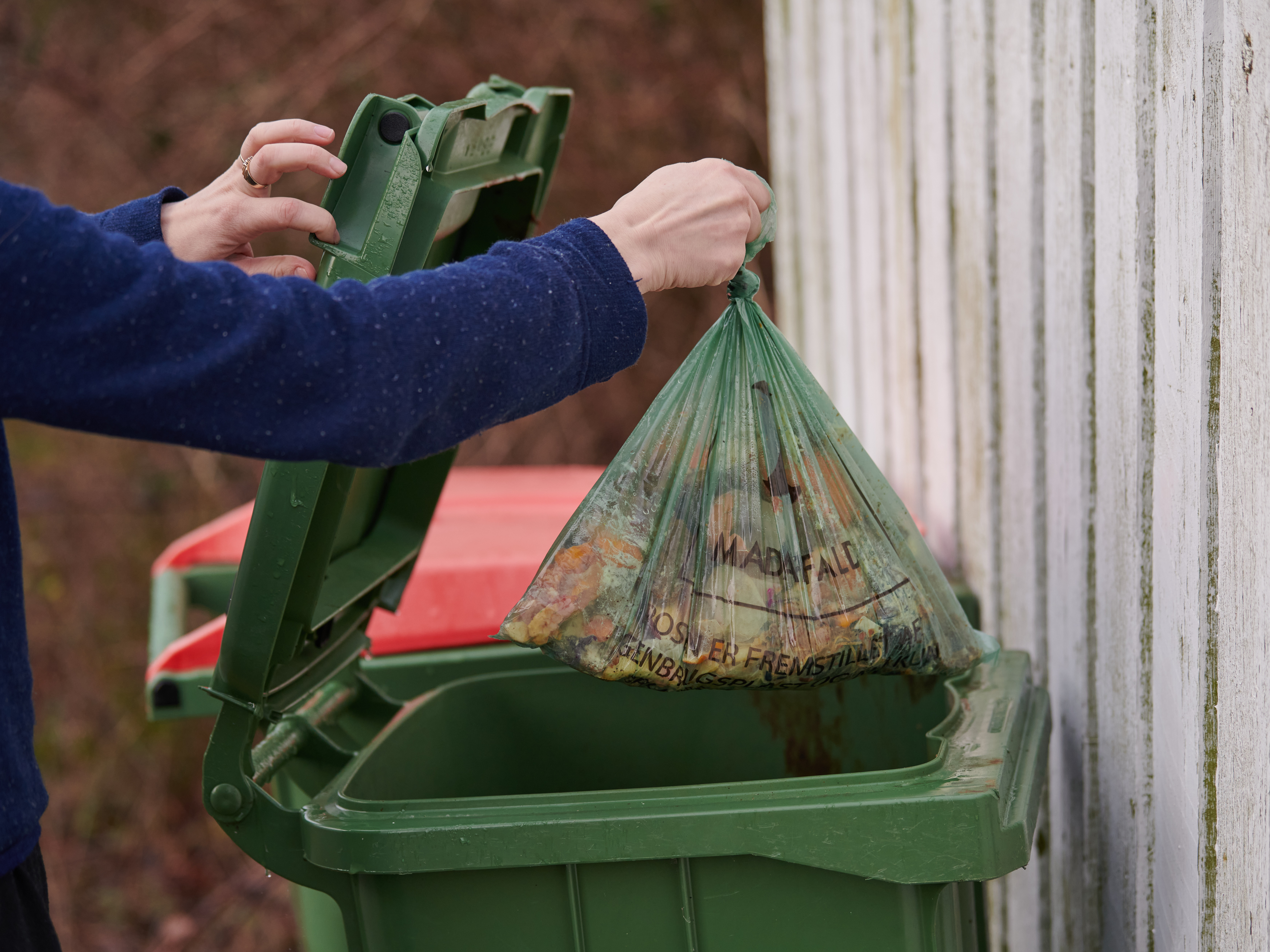 Madaffaldspose puttes i skraldespand