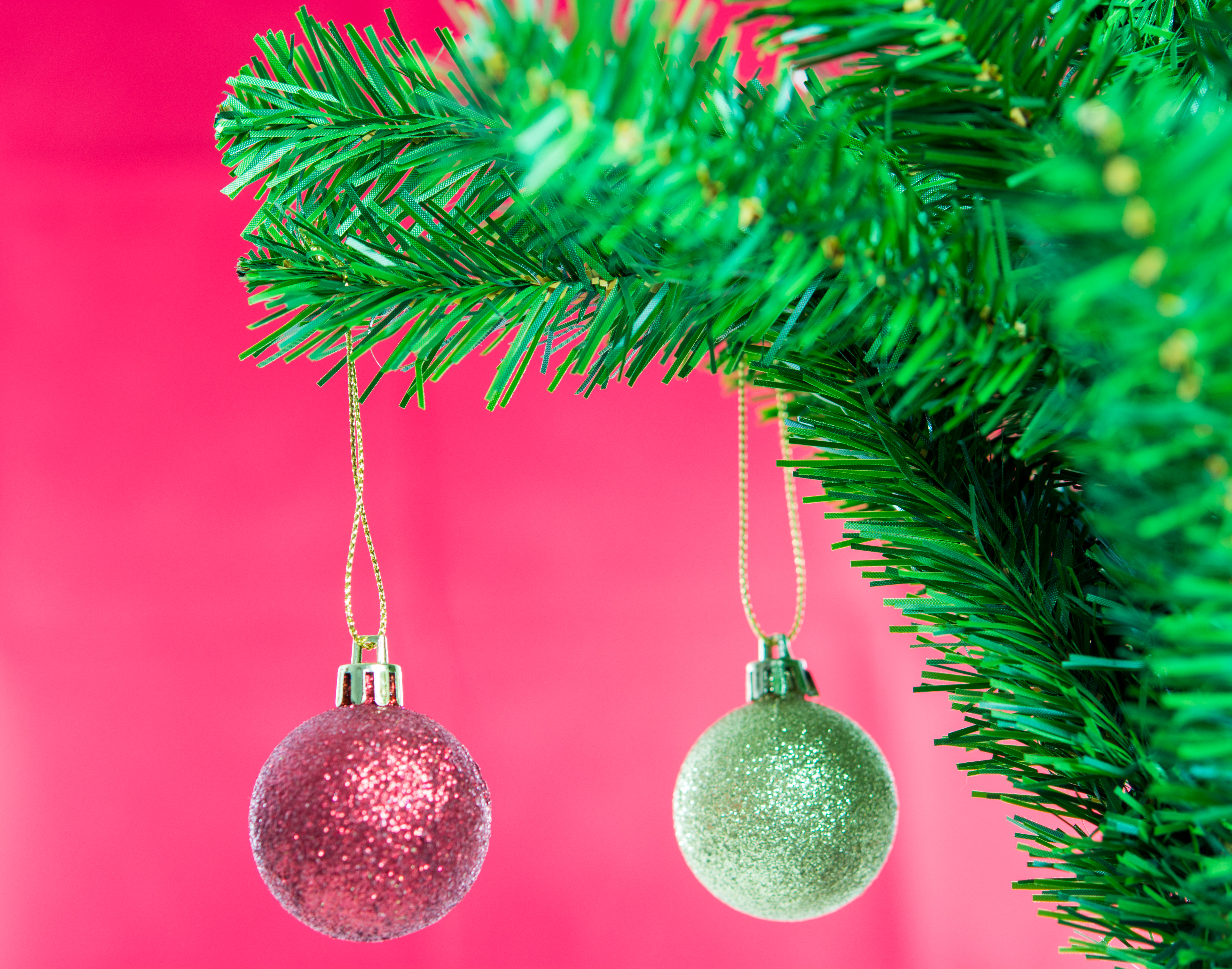 To julekugler på en gren