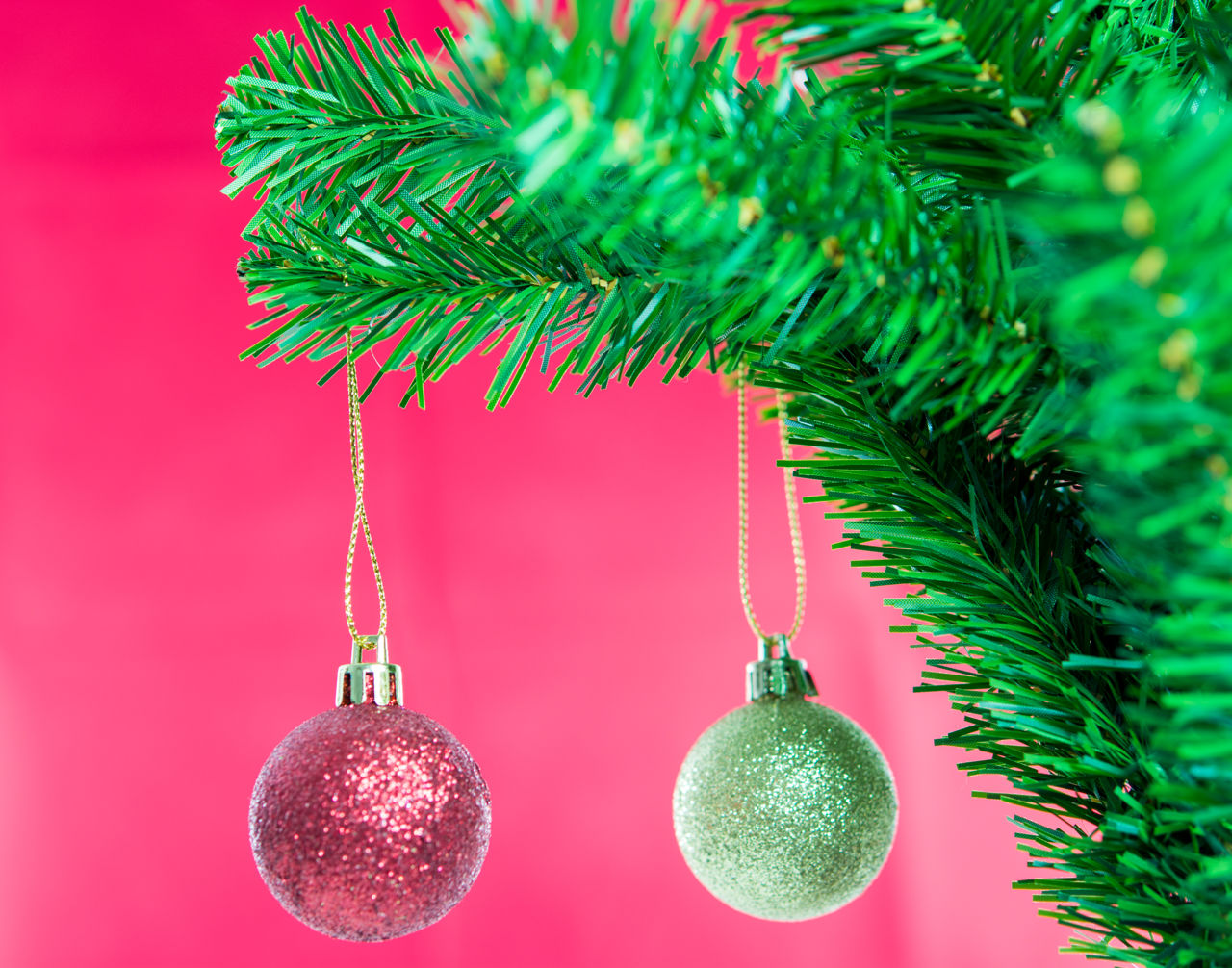 To julekugler på en gren