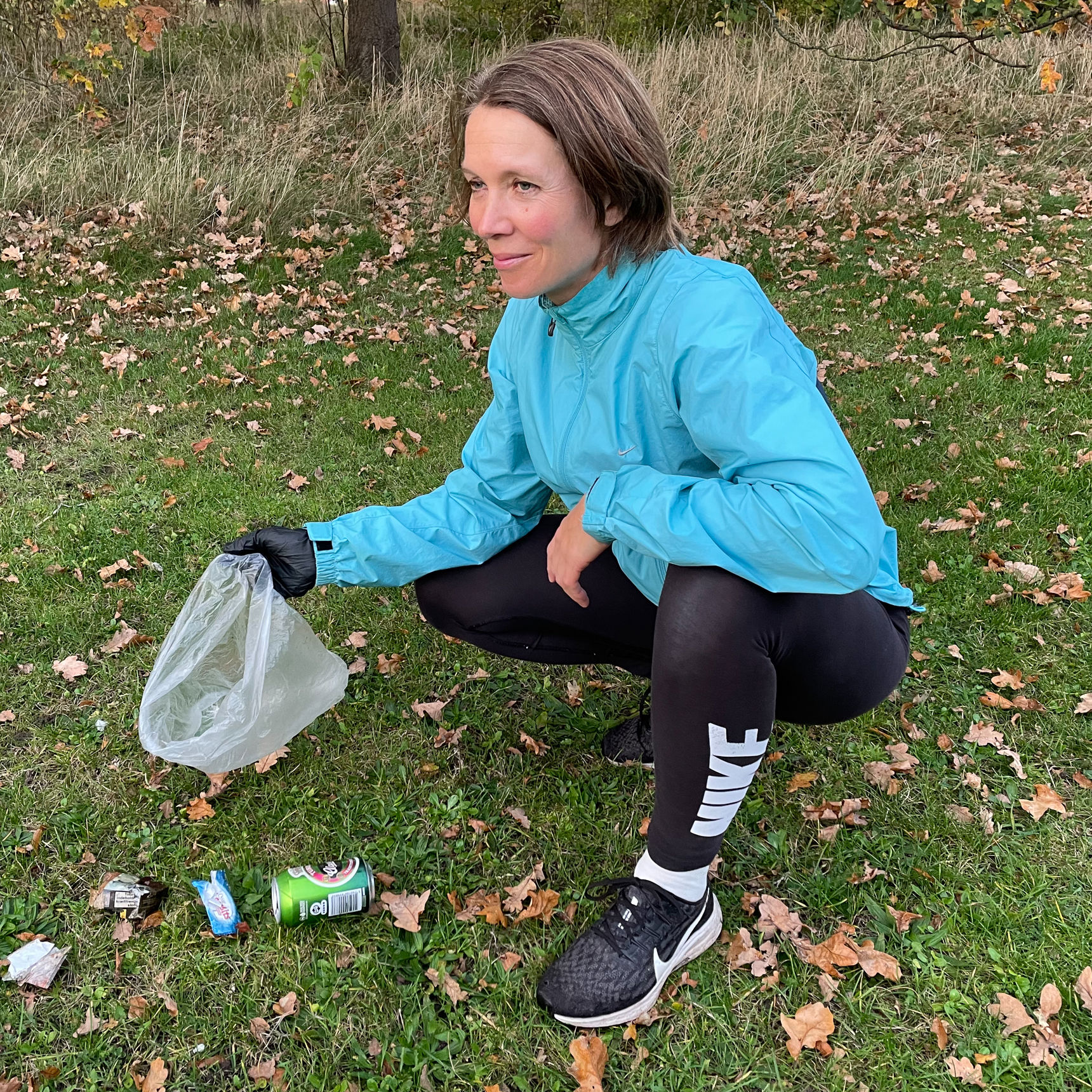 Christine Christiansen viser sit indsamlede affald