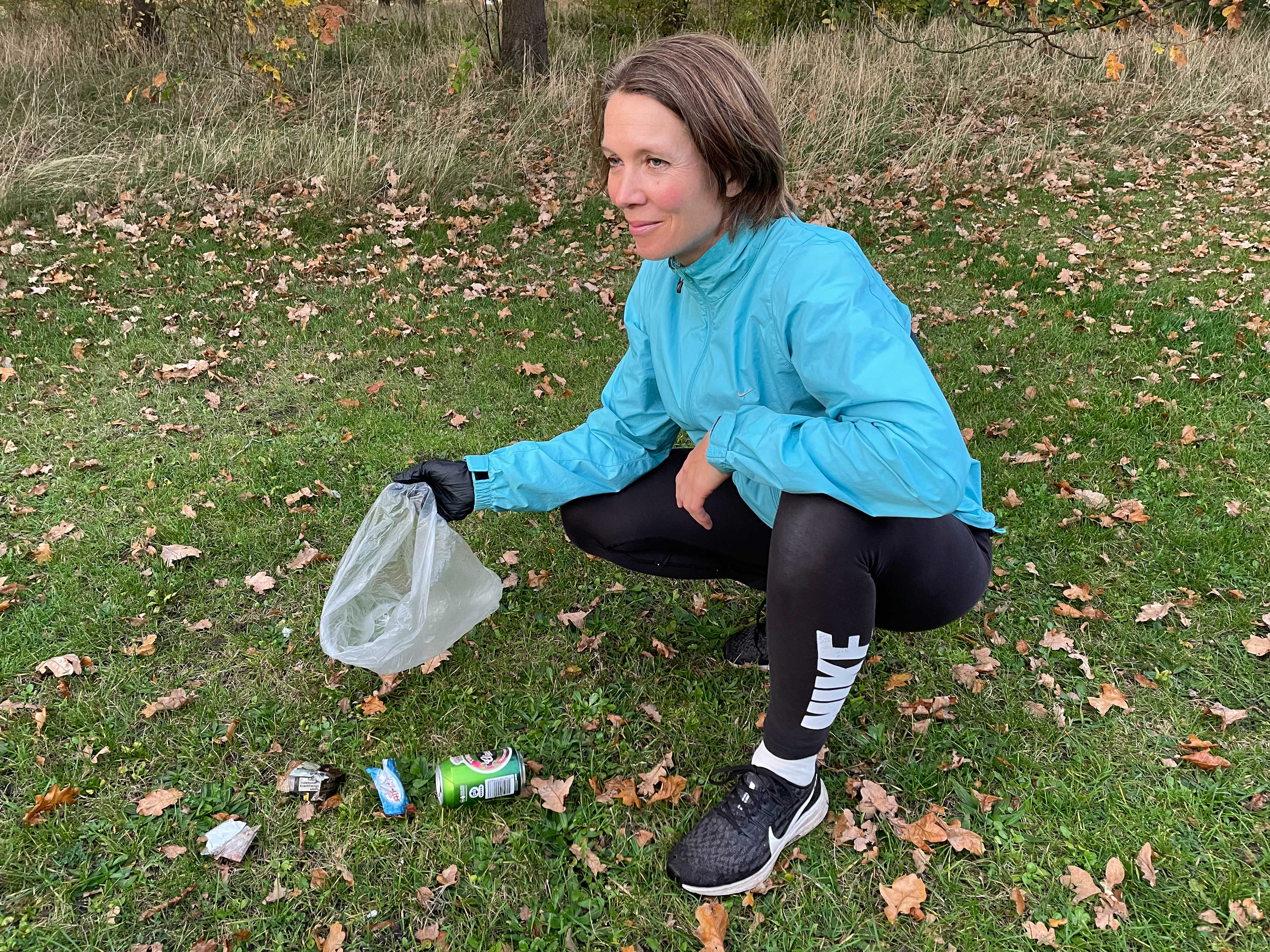 Christine Christiansen viser sit indsamlede affald