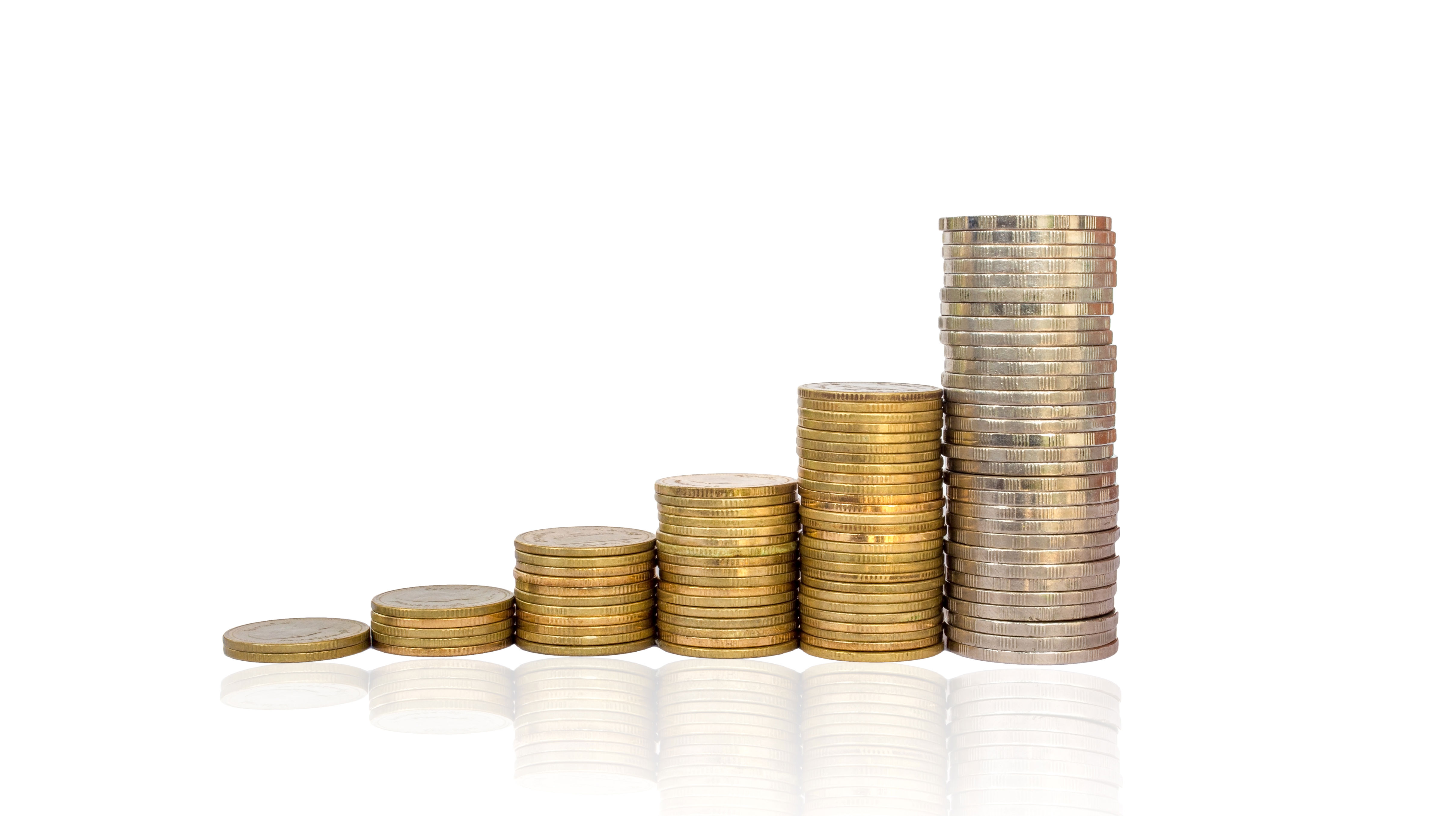 Mønter, der danner pengestakker. Stakkerne bliver højere, jo længere til højre de er.