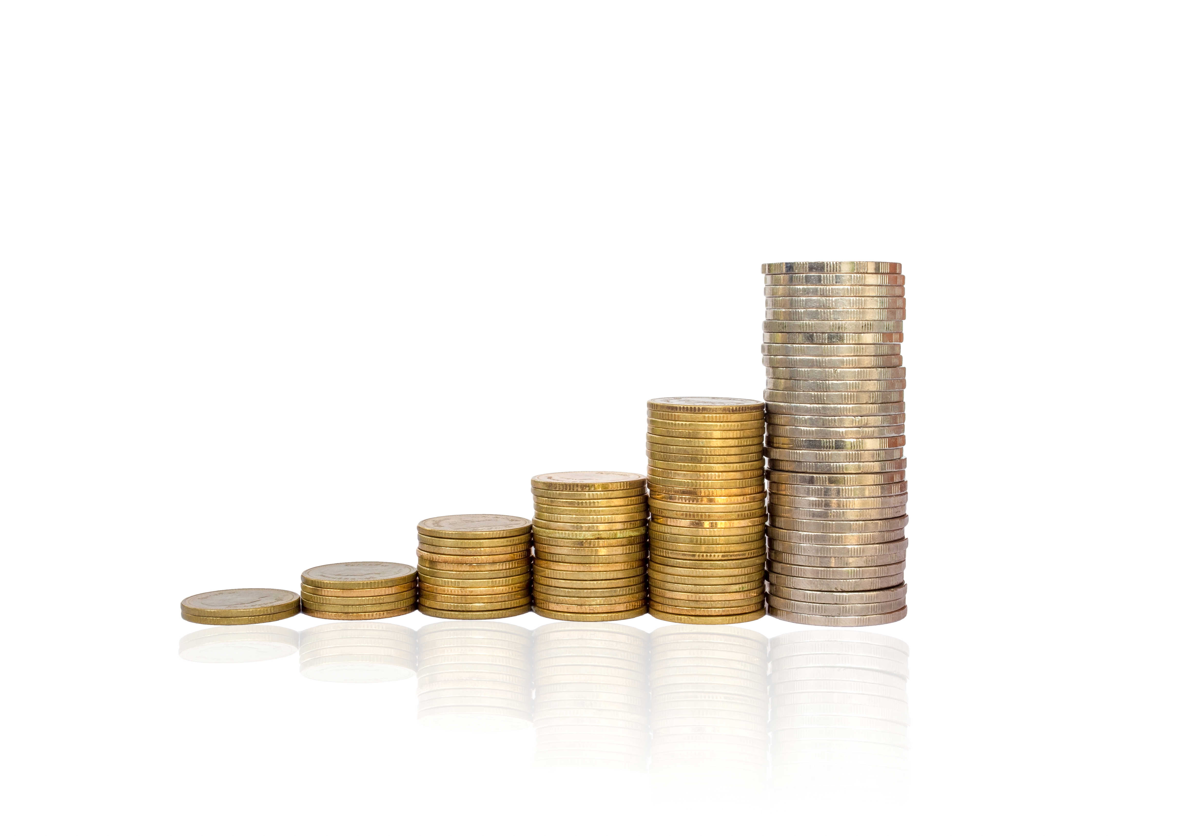Mønter, der danner pengestakker. Stakkerne bliver højere, jo længere til højre de er.