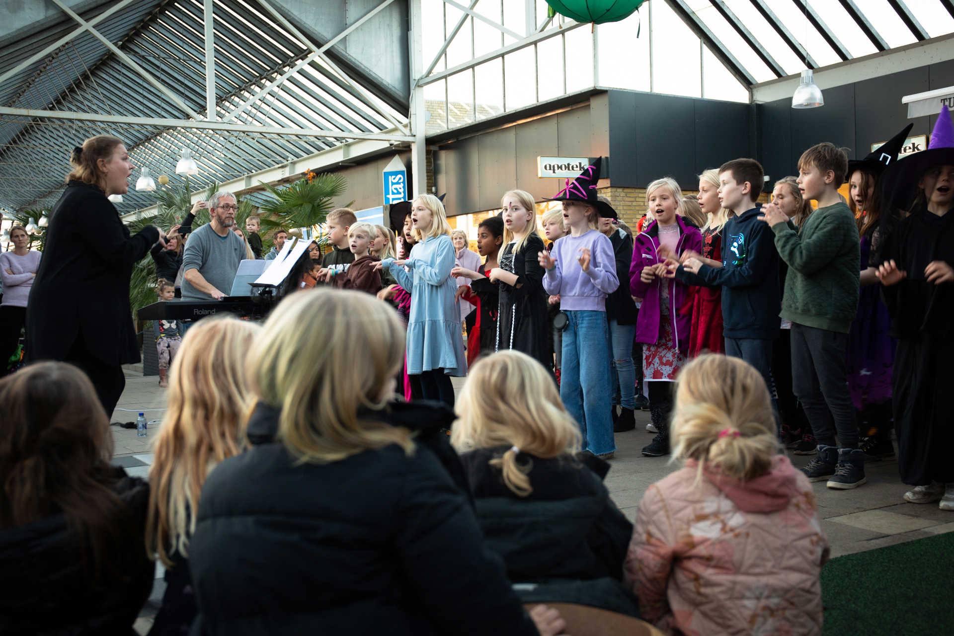 Børn der synger til Spil Dansk arrangement i Jyllingecentret