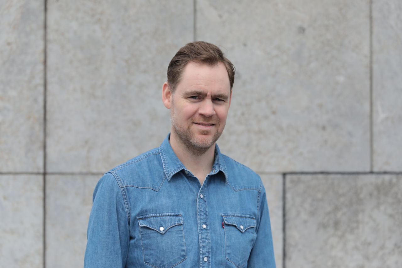 Henrik Bisp i blå denim-skjorte.
